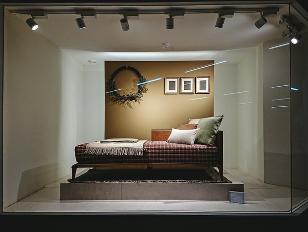 Comment planifier une exposition de céramiques traditionnelles dans une galerie locale?